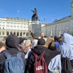 Pani przewodnik opowiada o Warszawie przed Pałacem Prezydenckim