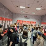 Uczestnicy wycieczki w szatni reprezentacji Polski na Stadionie Narodowym