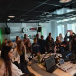 Uczestnicy wycieczki zwiedzają studio nagraniowe Polskiego Radia