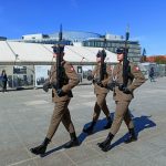 Żołnierze Wojska Polskiego zmierzający na zmianę warty przy Grobie Nieznanego Żołnierza